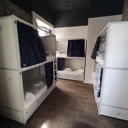 Black Swan Albergue