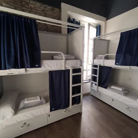 Black Swan Hostel Seville